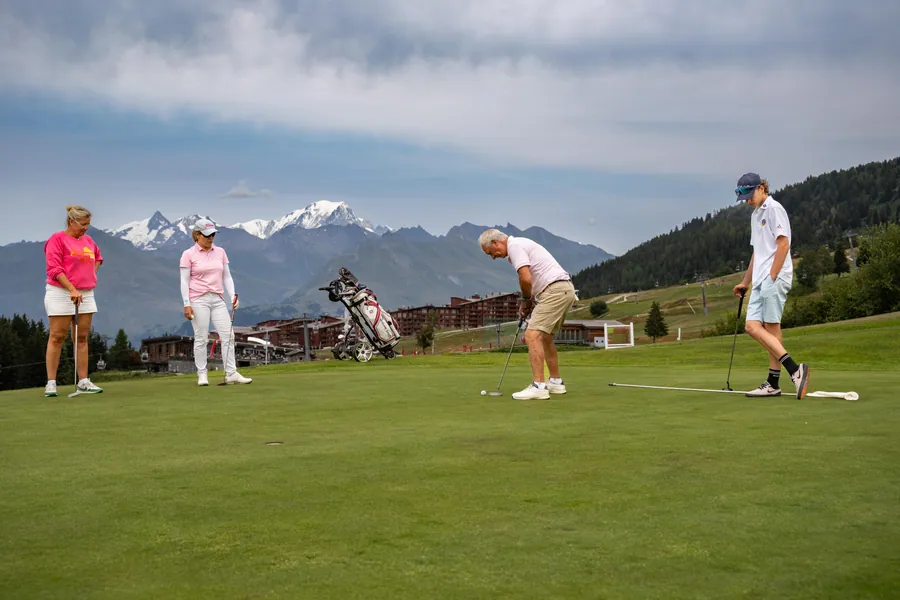 Les participants autour du drapeau pendant la compétition L’Entrepotes au Golf des Arcs