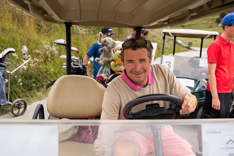 Un participant au volant d’une voiturette pendant la compétition L’Entrepotes au Golf des Arcs