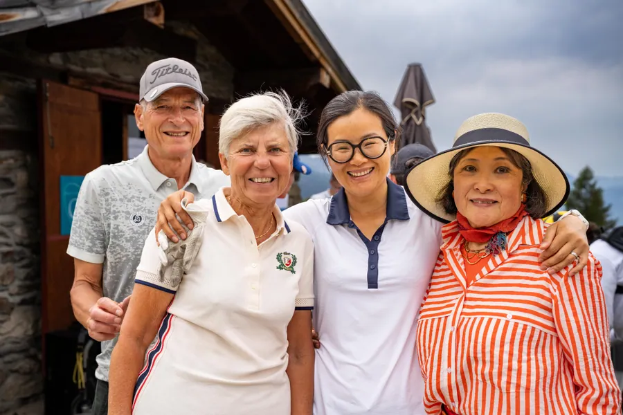 Un portrait de participantes devant le club-house pendant la compétition L’Entrepotes au Golf des Arcs