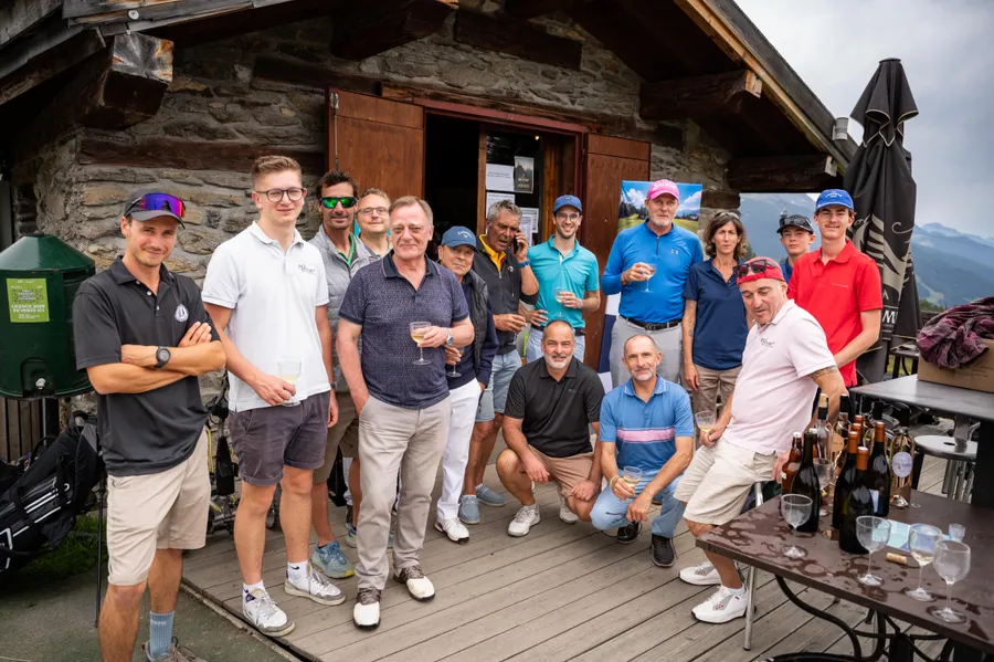 Le groupe réuni devant le club-house pendant la compétition L’Entrepotes au Golf des Arcs