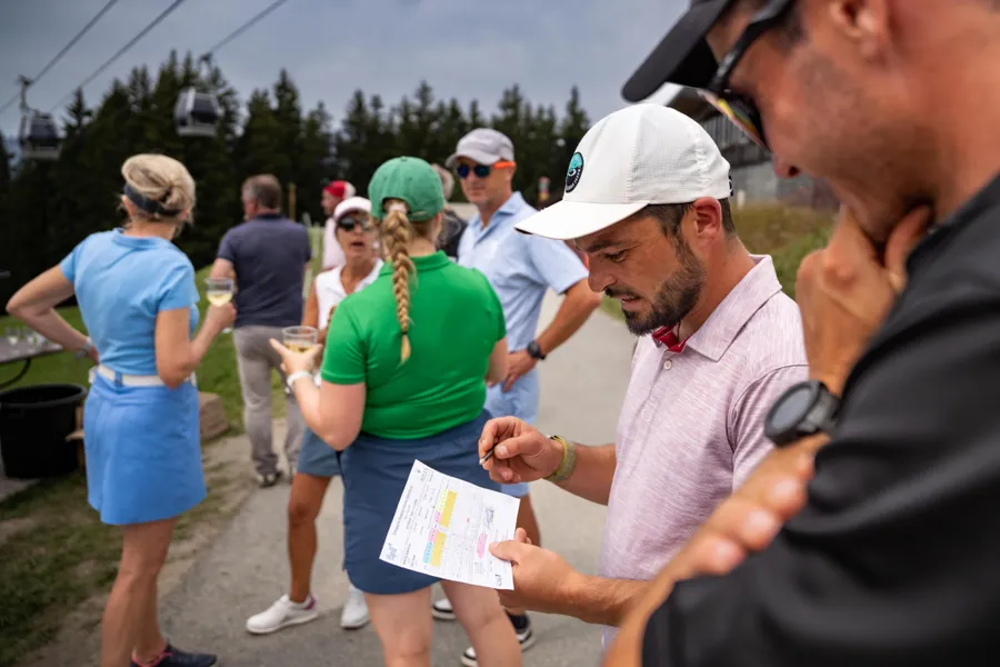 Les participants consultent les résultats pendant la compétition L’Entrepotes au Golf des Arcs