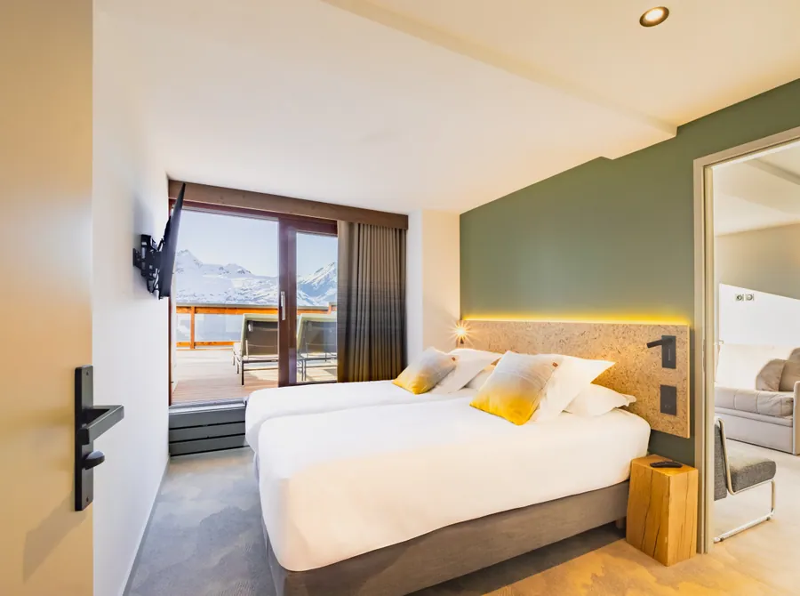Une chambre lumineuse à l’Hôtel La Cachette