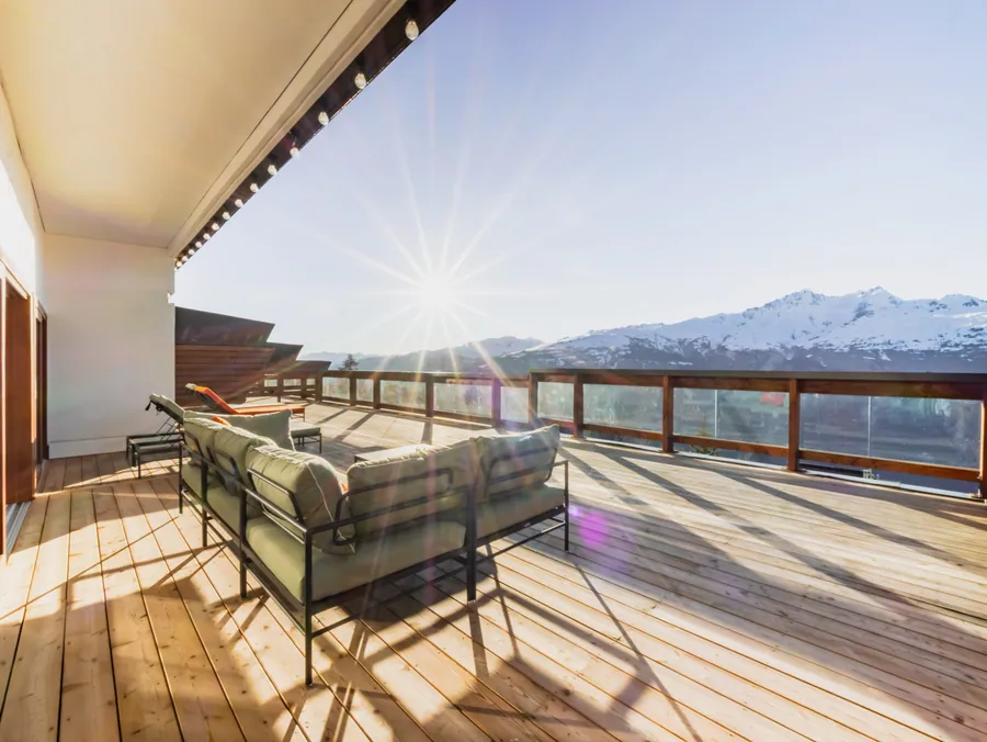 Terrasse ensoleillée de La Cachette face aux montagnes