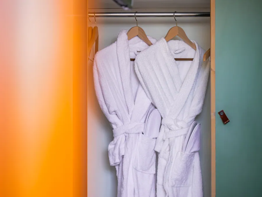 Peignoirs et détails d’accueil dans les chambres