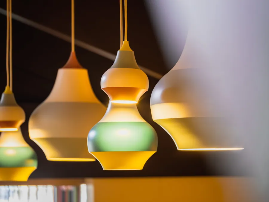 Suspensions colorées et décoration des espaces communs