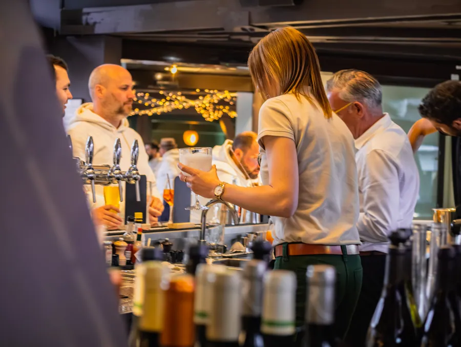 Service au bar de l’Hôtel La Cachette