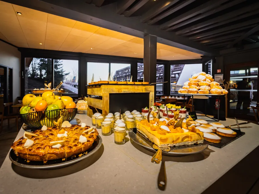 Desserts et fruits au buffet du restaurant