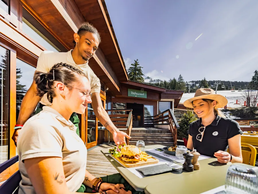 Déjeuner servi en terrasse au pied des pistes d’Arc 1600