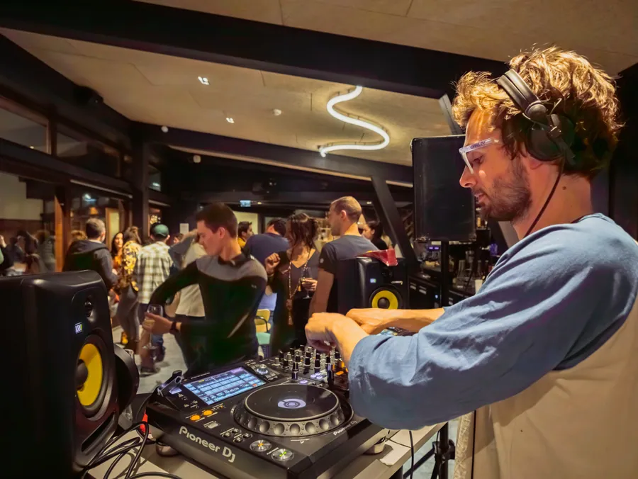 Soirée DJ dans le bar de l’Hôtel La Cachette