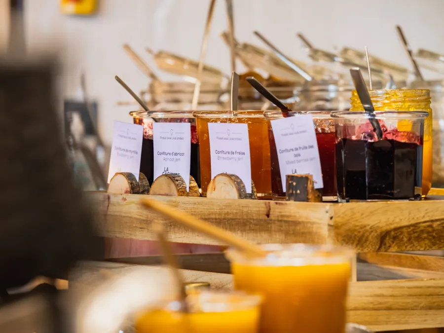 Confitures et jus de fruits au petit déjeuner