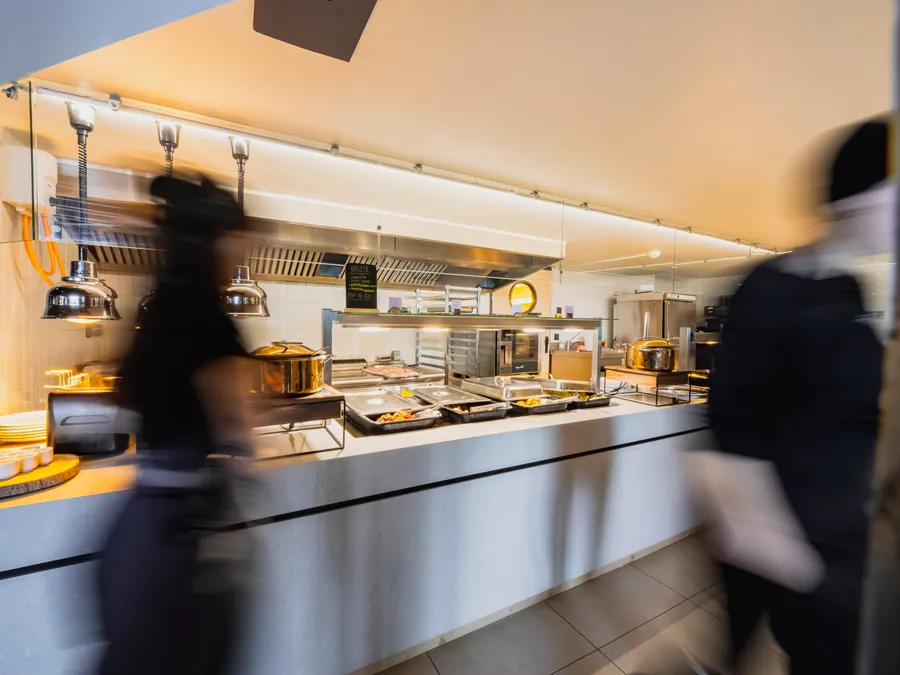 La vie autour du buffet du petit déjeuner