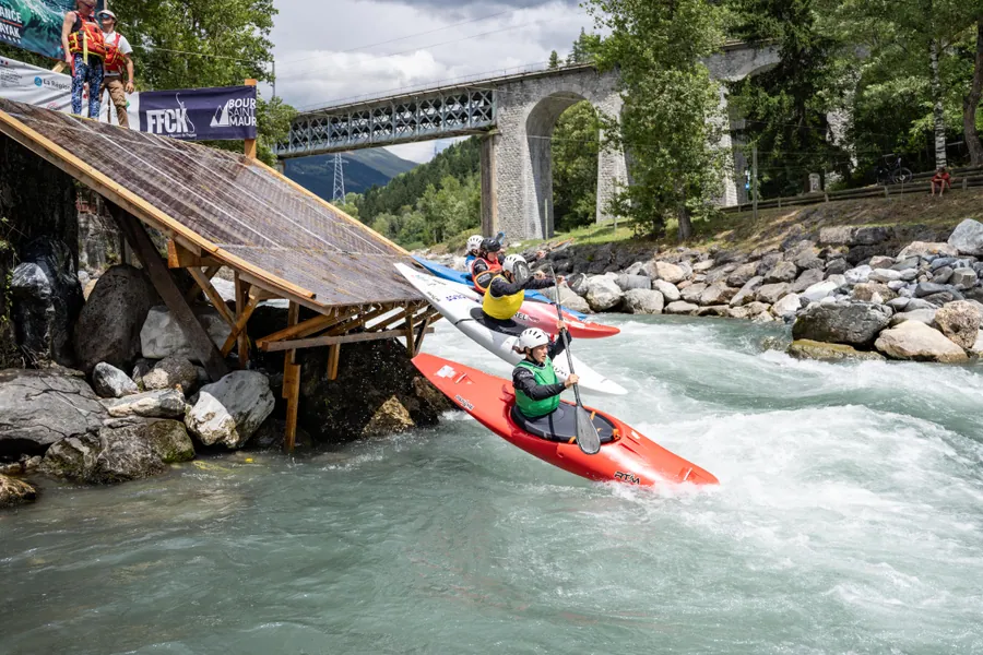 Départ en kayak cross dans les eaux vives à Bourg-Saint-Maurice