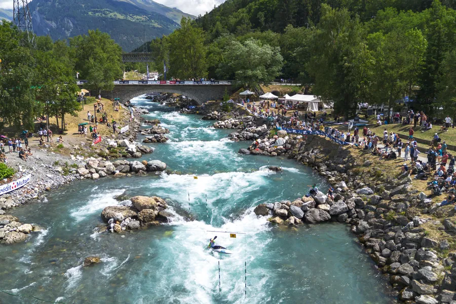Le bassin et le public au bord de l’Isère pendant la compétition
