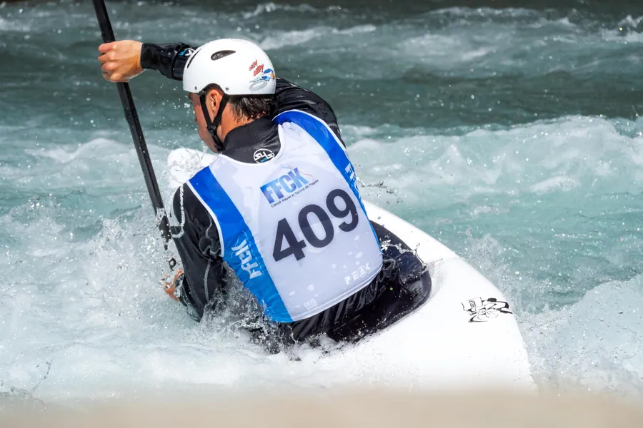 Un compétiteur au passage d’une porte de slalom