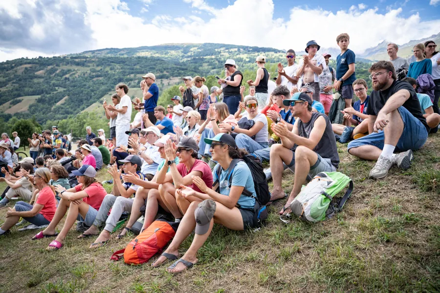 Les spectateurs réunis au bord du bassin