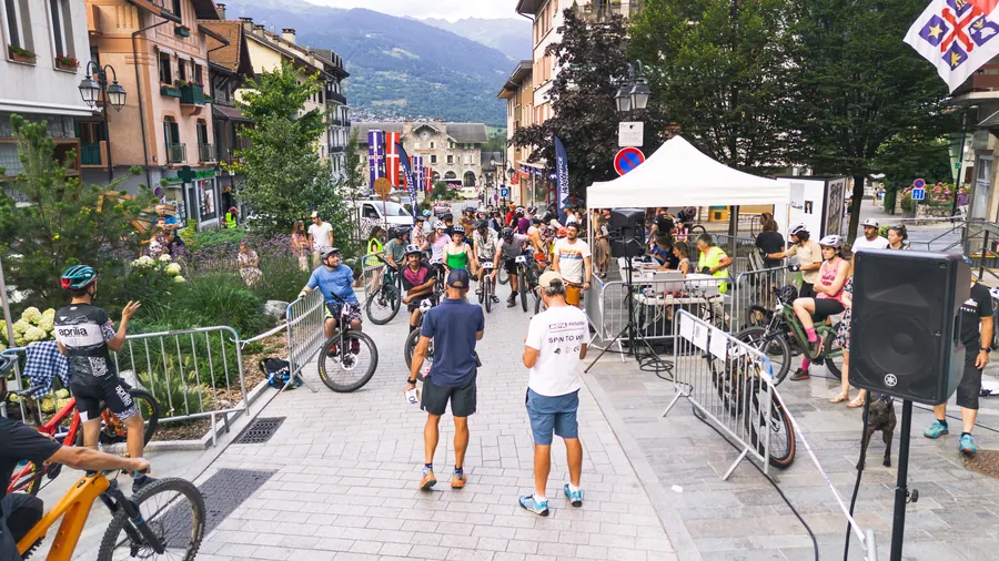 Le public et les vélos au départ de la course à la Nocturne des ruelles