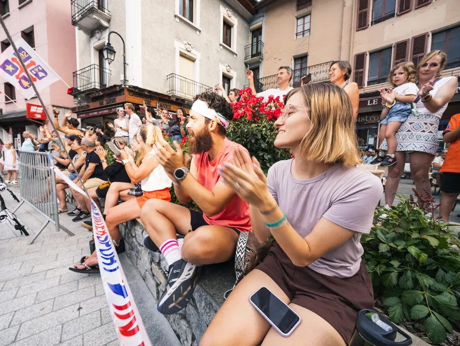 Les spectateurs au bord du parcours à la Nocturne des ruelles