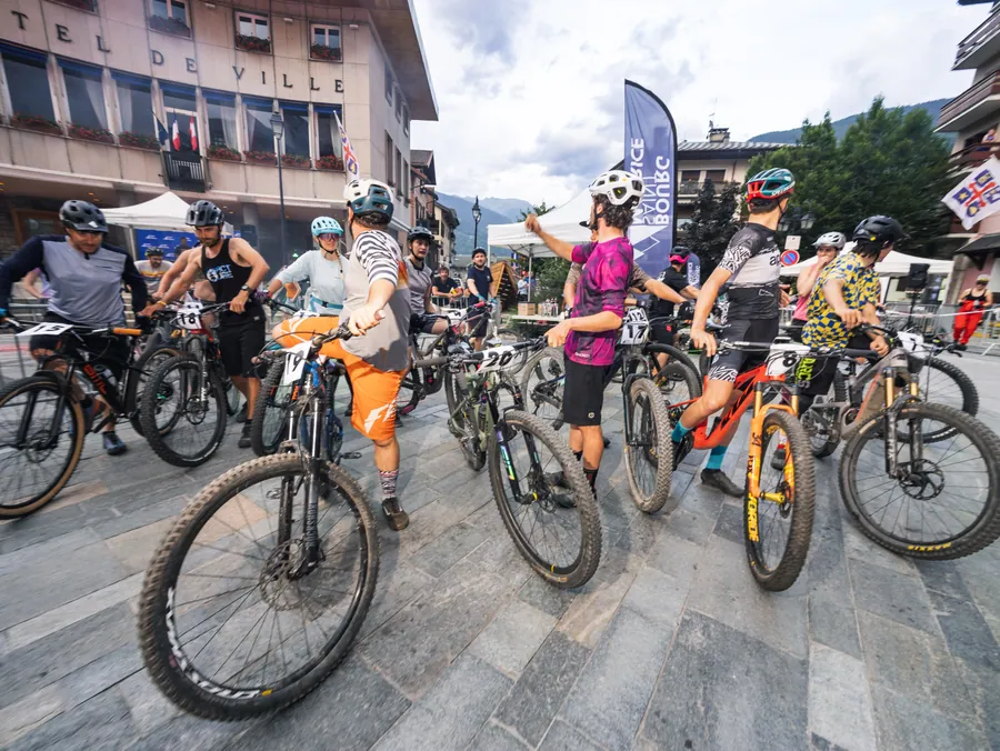 Les vélos rassemblés avant la course à la Nocturne des ruelles
