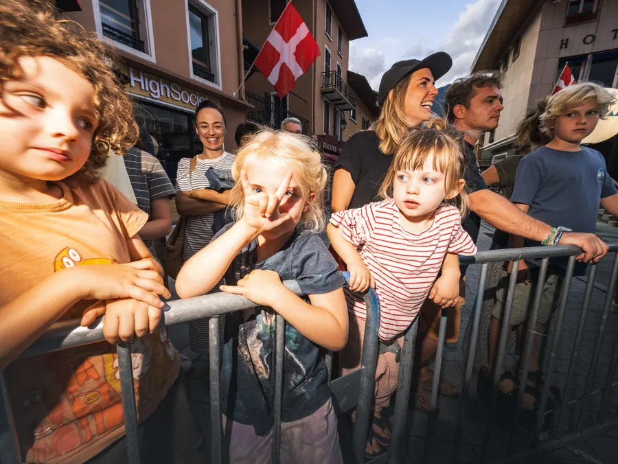 Des spectateurs encouragent les participants à la Nocturne des ruelles