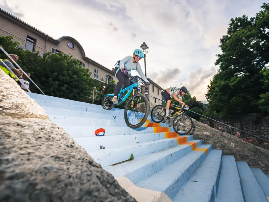 Descente d’un escalier coloré à VTT à la Nocturne des ruelles