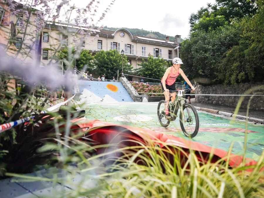 Passage à VTT au-dessus d’une fontaine à la Nocturne des ruelles