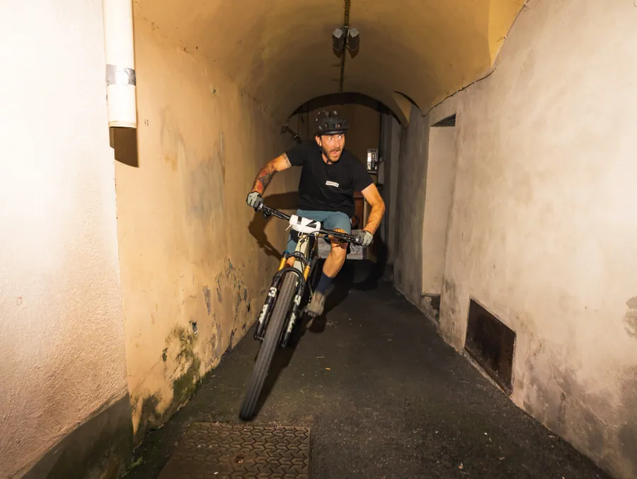 Un concurrent traverse un passage étroit à la Nocturne des ruelles
