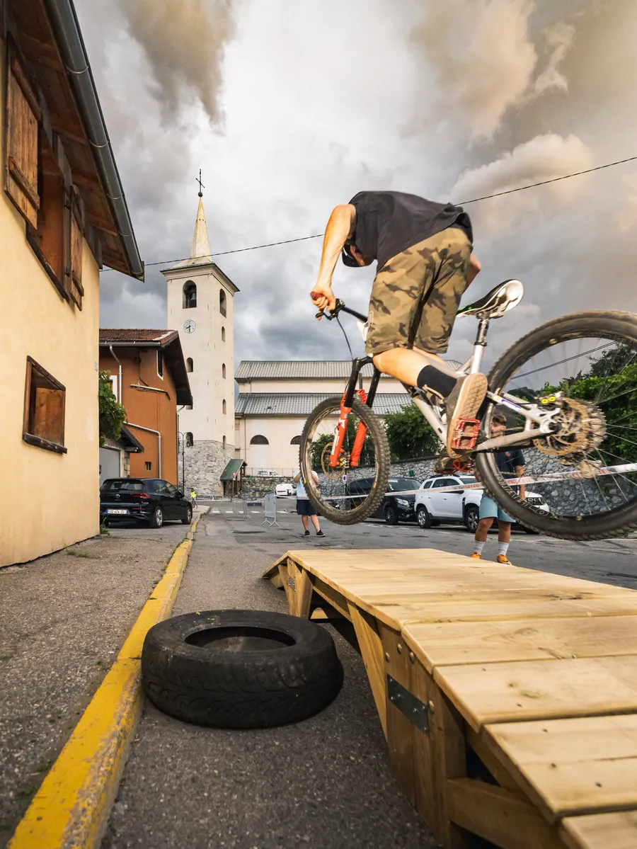 Un saut à VTT sur un module en bois à la Nocturne des ruelles
