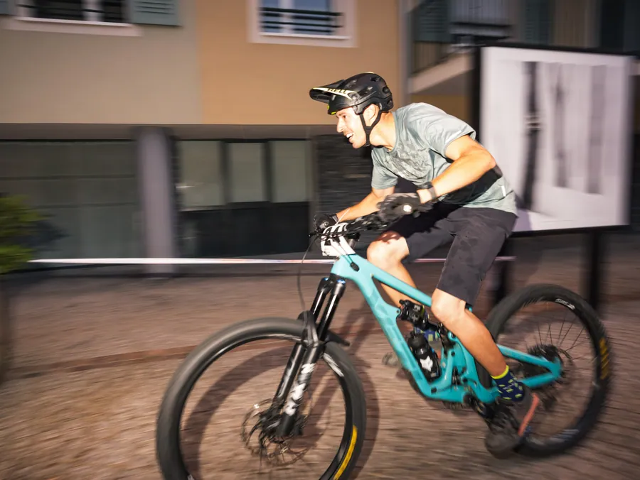 Un passage de nuit saisi en mouvement à la Nocturne des ruelles