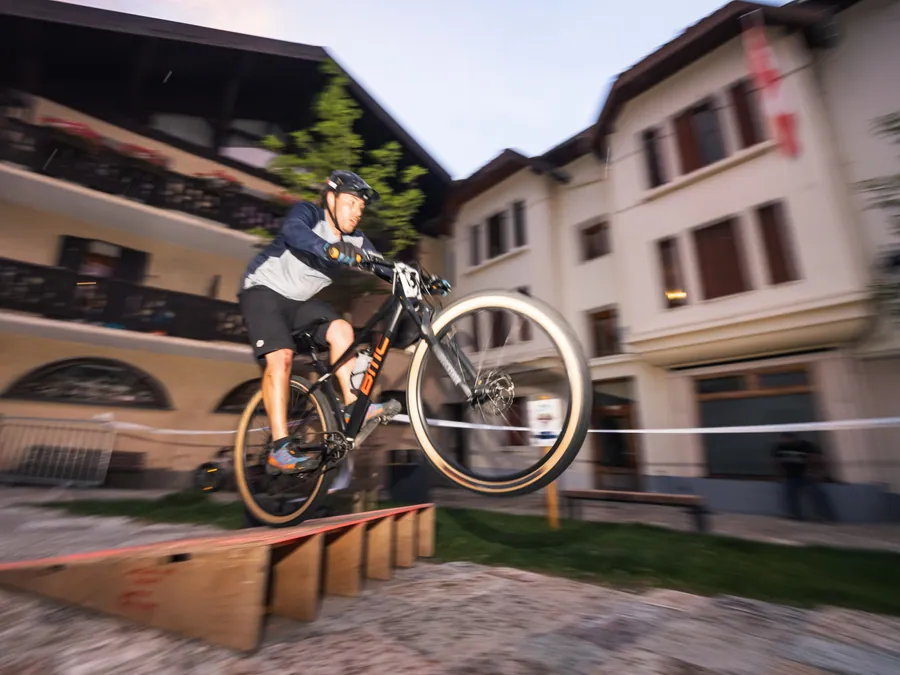 Un saut à VTT à la tombée du jour à la Nocturne des ruelles