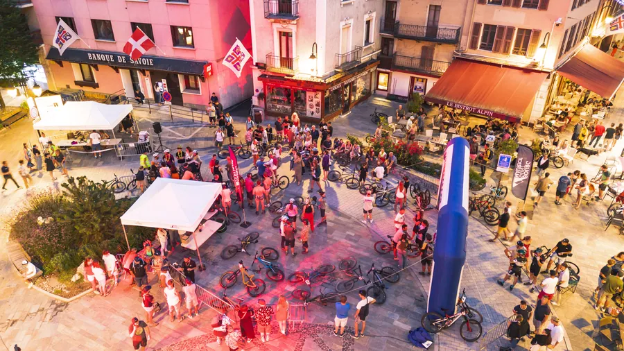 Le public réuni sur la place en soirée à la Nocturne des ruelles