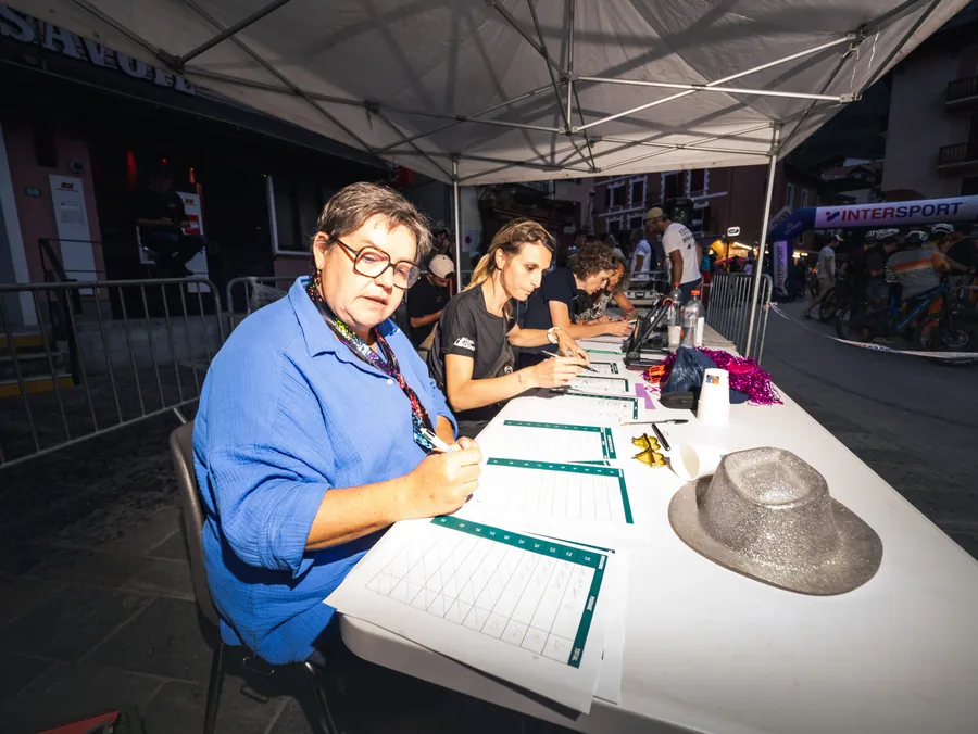 Les bénévoles à la table de chronométrage à la Nocturne des ruelles