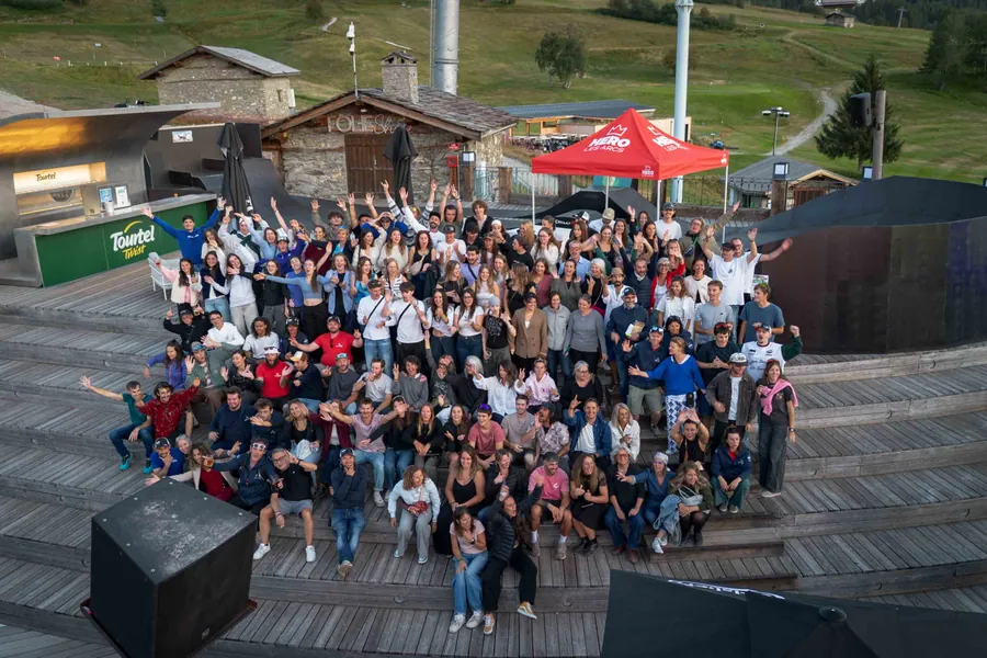 Photo de groupe des équipes AB Tourisme en terrasse