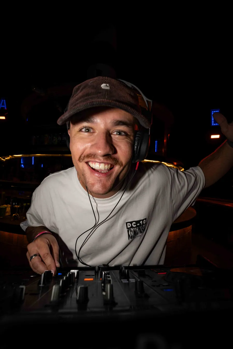 Le DJ anime la soirée des équipes