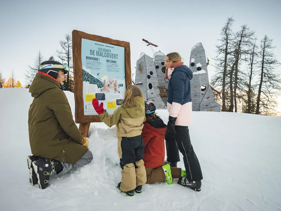 Un groupe découvre le parcours pédagogique aux Géants de Malgovert, Les Arcs