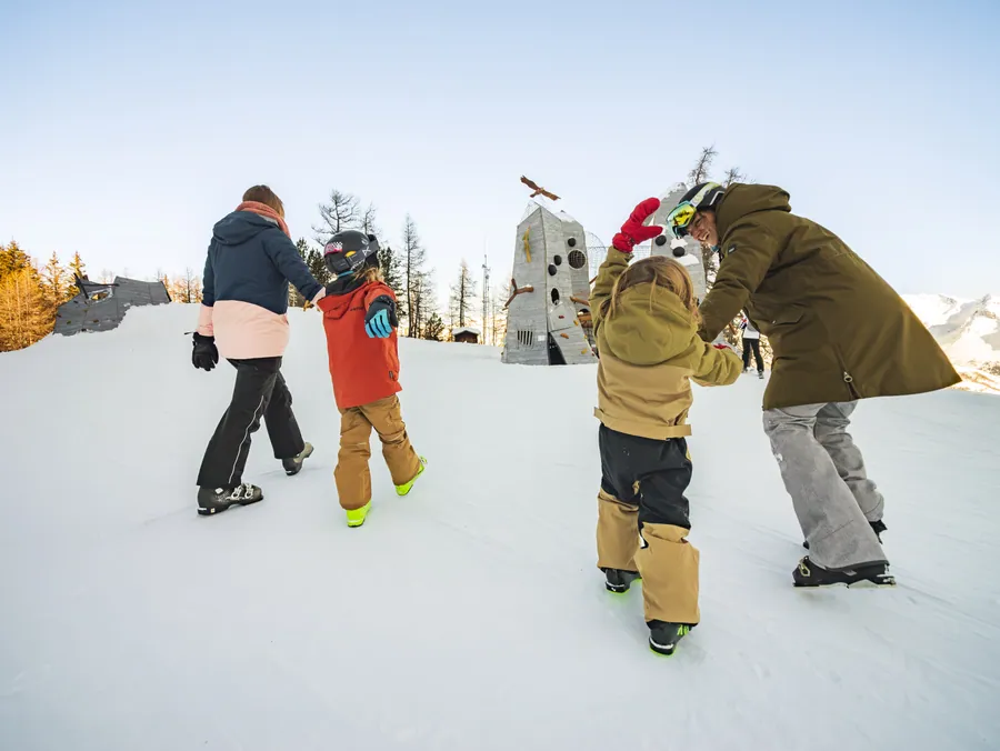 Une famille rejoint les installations sur la neige aux Géants de Malgovert, Les Arcs