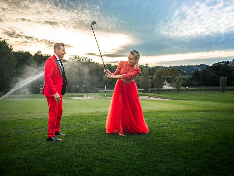 Lara et Medhi en tenues rouges sur le golf du Domaine de Manville