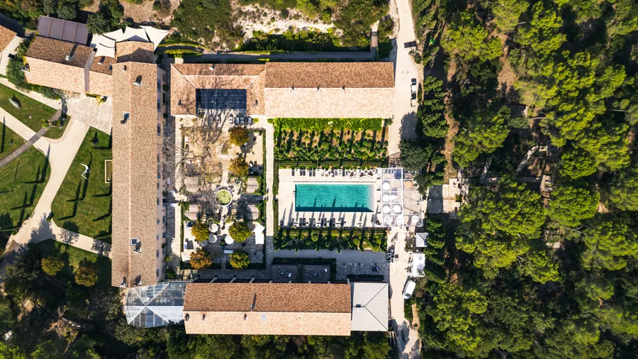 Vue aérienne du Domaine de Manville et de sa cour avec piscine