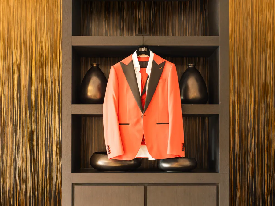 Le costume rouge du marié avant la cérémonie
