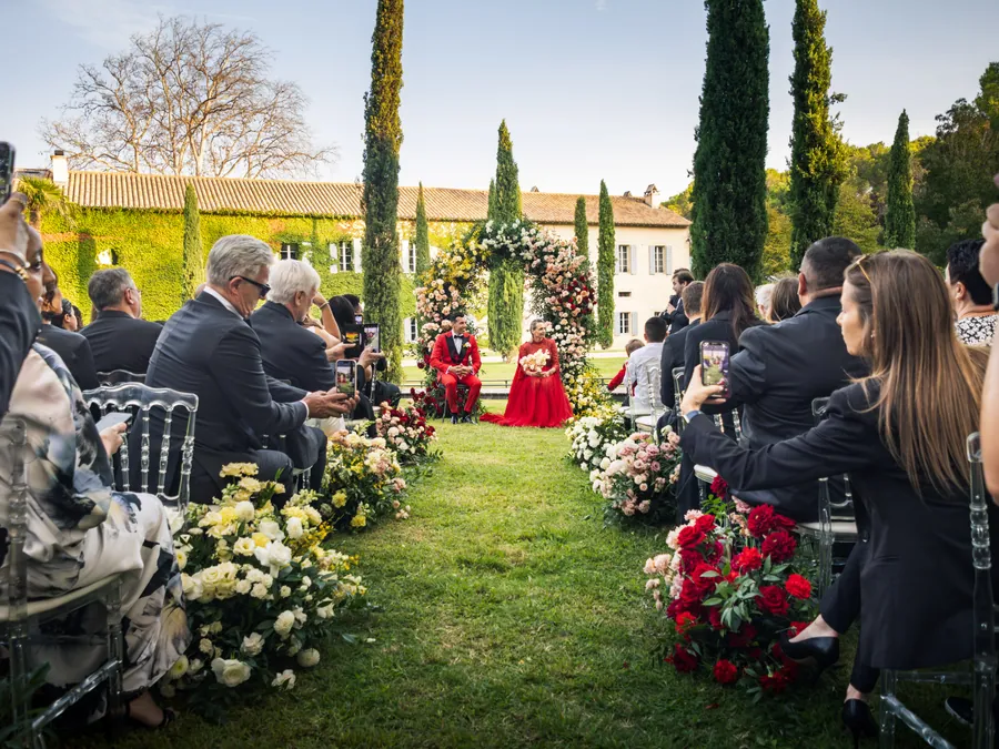 La cérémonie de mariage dans les jardins du Domaine de Manville
