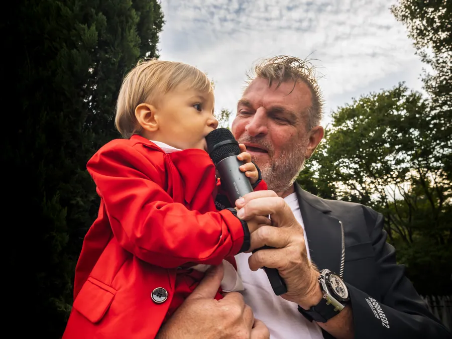 Un jeune invité prend le micro pendant la cérémonie