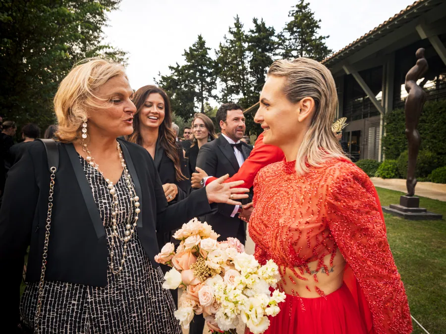 Lara partage un sourire avec les invités après la cérémonie