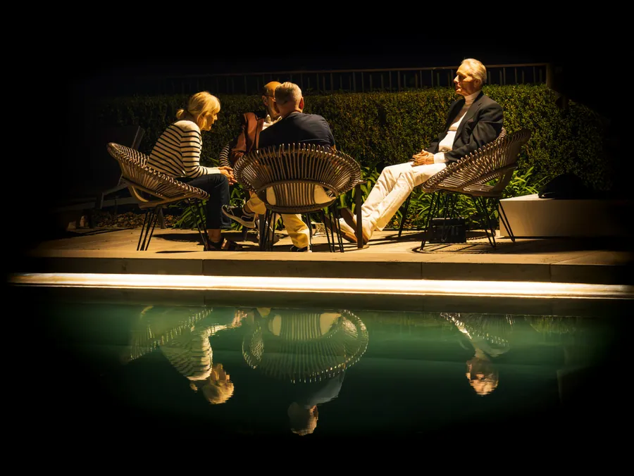 Une pause au bord de la piscine pendant la soirée