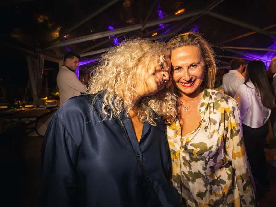 Un moment de complicité entre invitées pendant la fête