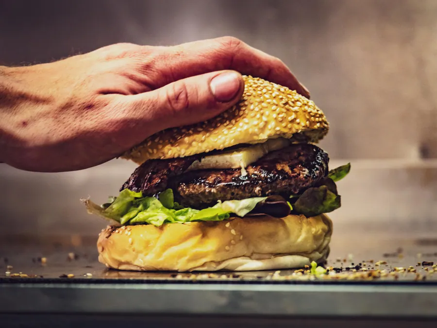Le geste final avant de servir un burger