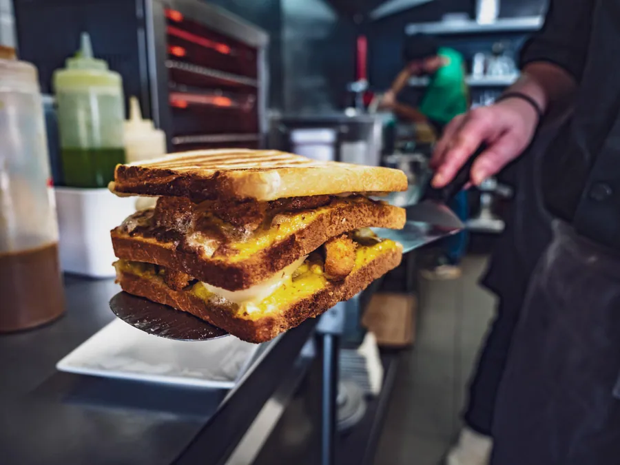 Un croque-monsieur à la sortie de la cuisine