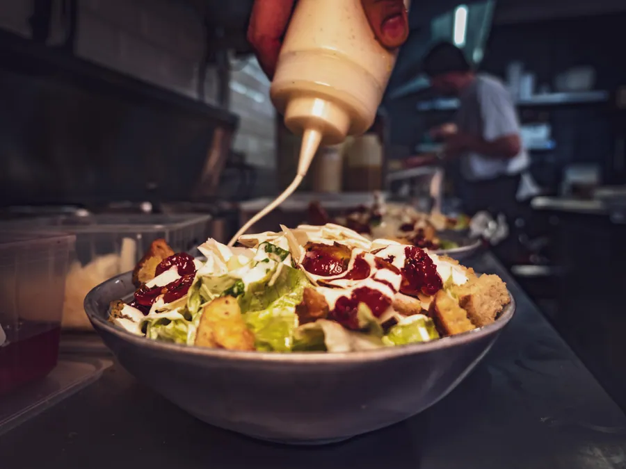 L’assaisonnement d’une salade en cuisine