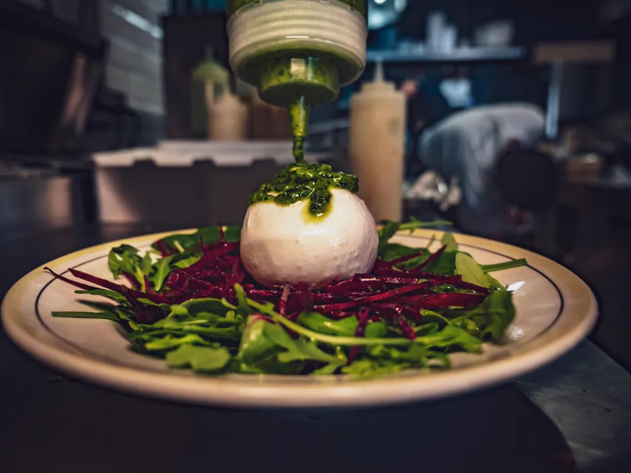 Dressage d’une assiette avant le service