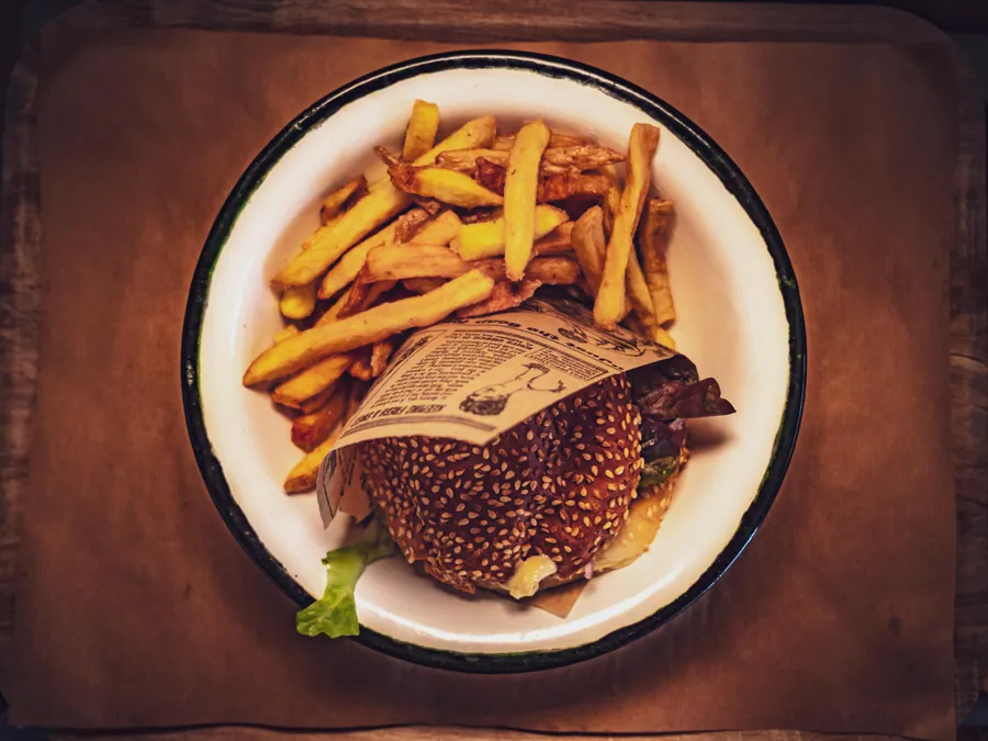Burger et frites vus du dessus