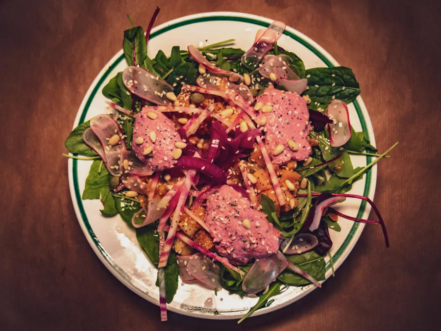 Une salade composée photographiée à table
