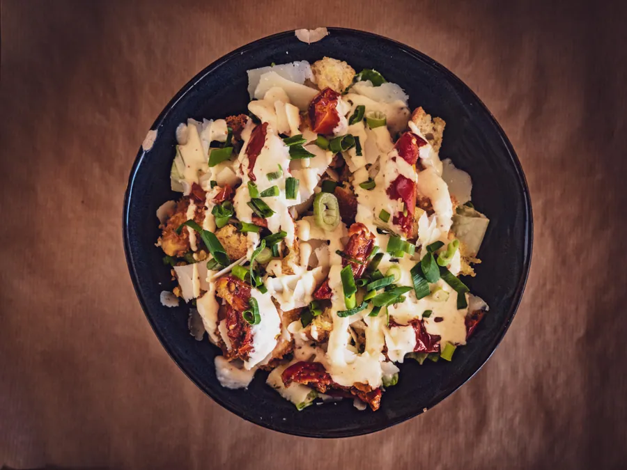 Une assiette du restaurant en lumière chaude